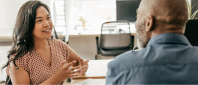 Två personer samtalar