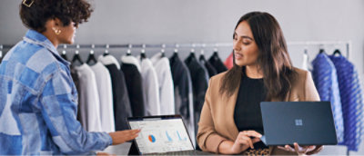 En person tittar på en dator