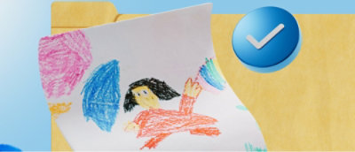 En blå cirkel med en vit bockmarkering i mitten och en kritteckning på vitt papper.