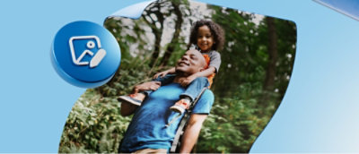 En man bär ett barn på sina skuldror.