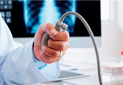 A hand holding a grey cable.