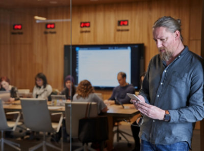 Seorang pria melihat ke arah ponselnya.