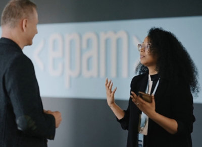 Seorang pria dan wanita berbicara satu sama lain.