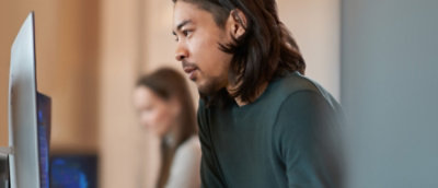 Tampilan dekat dari seorang pria dengan rambut panjang dan janggut.