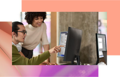 一群人看著一台電腦螢幕。