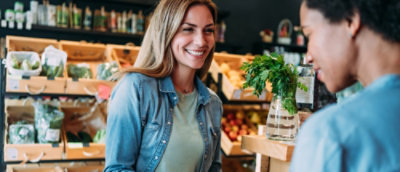 微笑看向鏡頭的女士。