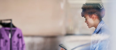 微笑看著平板電腦的女孩。