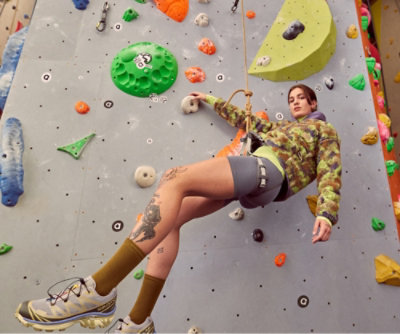 攀爬岩壁的人。