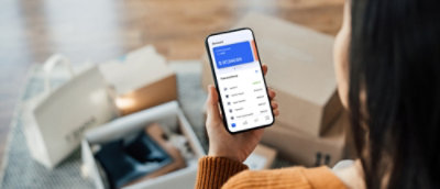 拿著手機的人。