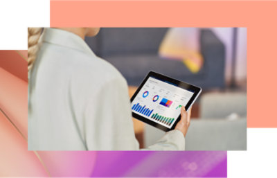 一個人手持平板電腦，上面顯示著圖表和圖形。