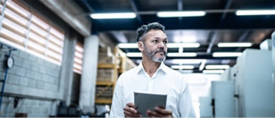 一名男士拿著平板電腦。