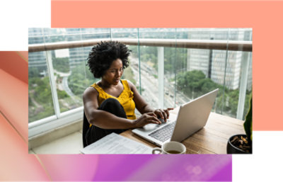 坐在桌前使用膝上型電腦的女士。