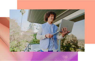 拿著膝上型電腦的男子。