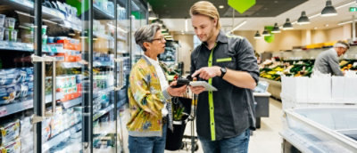 一男一女看著一部平板電腦。