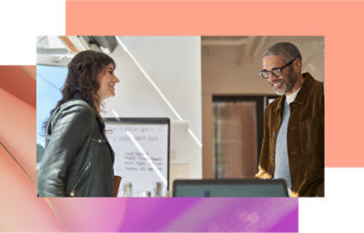 站在電腦前的女人。