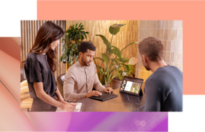 圍坐在桌邊使用膝上型電腦的一群人。