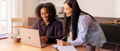 一男一女看著膝上型電腦。