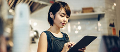 一個女人看著平板電腦。