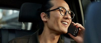 一名戴眼鏡的男子在車內微笑。