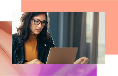 一位女士看著膝上型電腦。