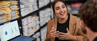 使用膝上型電腦討論事情的兩個人