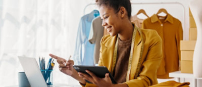 一名女性手持平板電腦和筆。