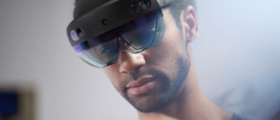 Een persoon met een bril.