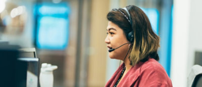 Vrouwen die een hoofdtelefoon dragen en naar het scherm kijken 