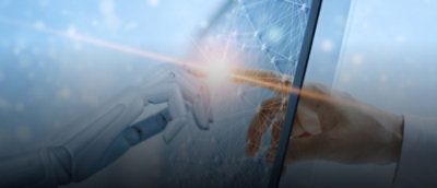 De hand van een man en robot die glas aanraken.