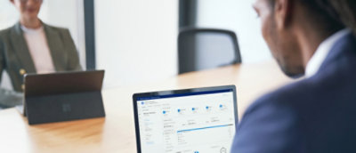 Persoon die naar de laptop kijkt