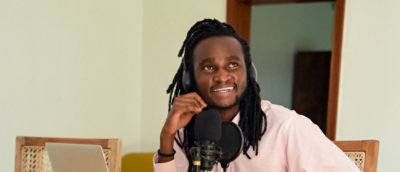 Een persoon die een roze shirt waadt en praat op de vaste lijn