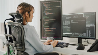 Una donna che lavora con un desktop