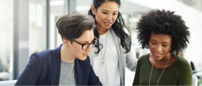 Een groep vrouwen die iets kijken.