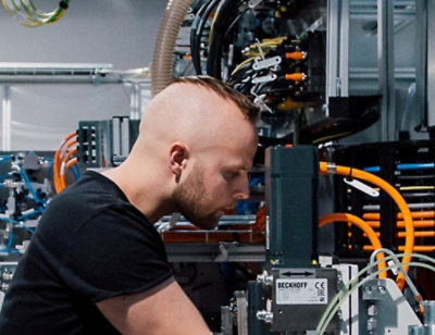 A man in a black shirt with the text BECICHOFF in the background.