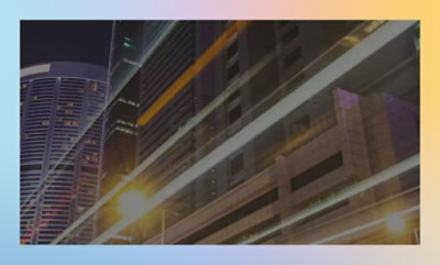 Un lampadaire devant un immeuble