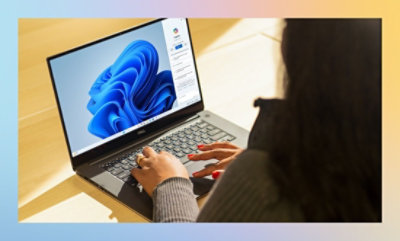 Une personne utilisant un ordinateur