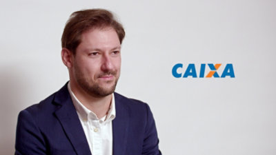 A man in a suit with the text CAIXA visible.