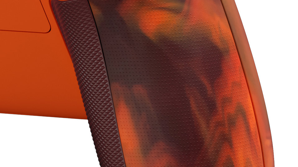 Gros plan sur les surfaces antidérapantes de la manette sans fil Xbox – Édition spéciale Fire Vapor. 