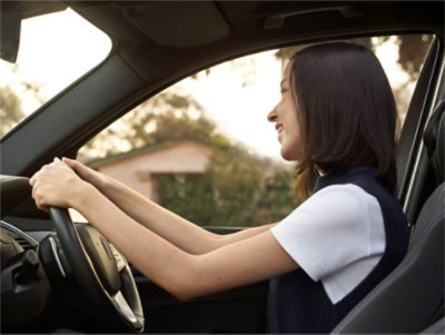 Eine Nahaufnahme von Händen am Lenkrad.