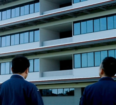 Un homme devant un bâtiment.