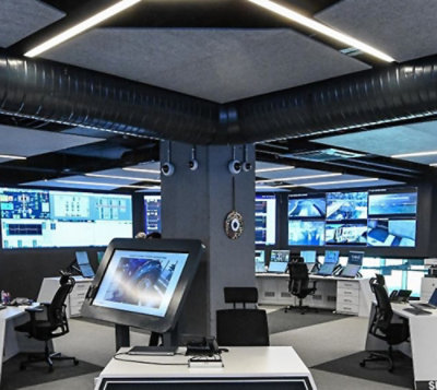 Une pièce avec des bureaux équipés d'ordinateurs et de moniteurs.