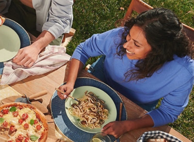 Une personne mangeant de la nourriture dans une assiette.