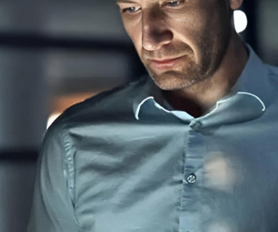 Gros plan sur la chemise boutonnée d'un homme.