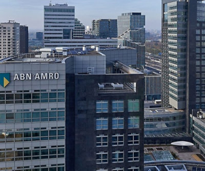 Un bâtiment avec de nombreuses fenêtres et le texte ABN AMRO bien visible.