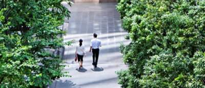 Un homme et une femme marchant sur un trottoir.