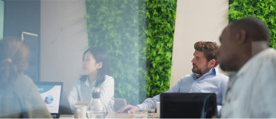 Un homme et une femme assis à une table.