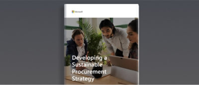 Un groupe de personnes regardant un ordinateur portable sur lequel apparaît le texte « Développer une stratégie d'approvisionnement durable ».