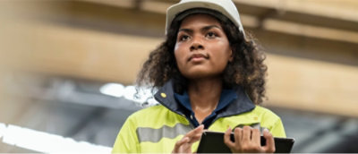 Une personne portant une veste jaune et un chapeau.