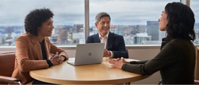 Un groupe de personnes assises à une table.