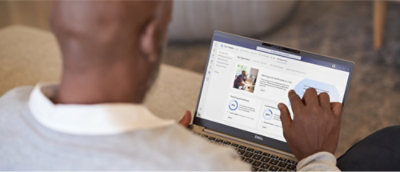 Personne pointant vers un écran d’ordinateur portable.